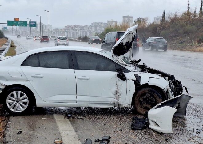 Mersin’de bariyere çarpan otomobildeki 4 kişi yaralandı